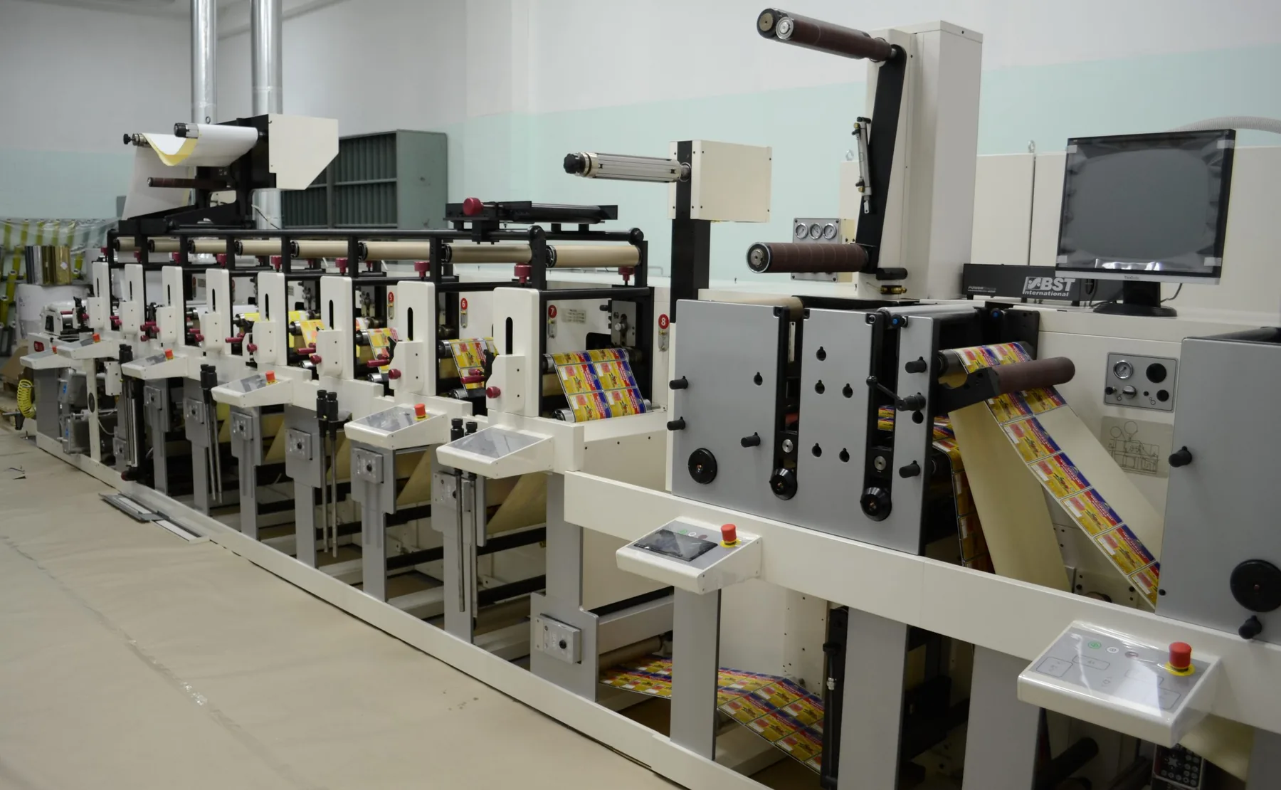 Flexodruckmaschine in der Etikettenproduktion